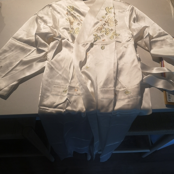 100% Silk Meibiao gown - Picture 2 of 5